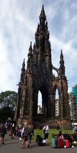 V Edinburghu byla zavřena kvůli větru rozhledna Nelson Monument. Na Walter Scott Monument ( na snímku) se nám podařilo vylézt.